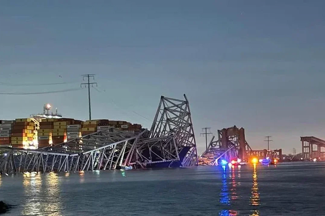 Colapsó un puente y decenas de vehículos cayeron al agua thumbnail